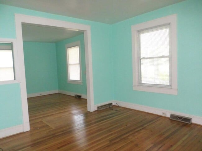 Building Photo - 1075 Cambria St NE