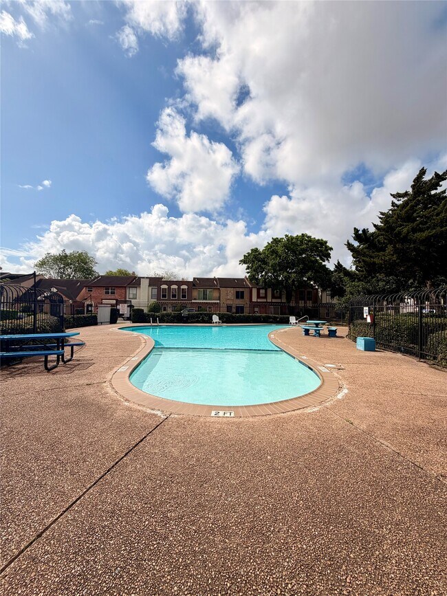Building Photo - 7700 Creekbend Dr