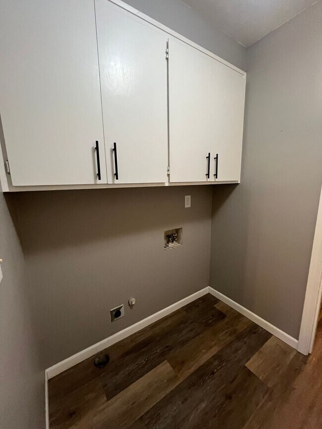 Building Photo - 2-Bedroom 1 1/2-Bathroom townhouse style d...