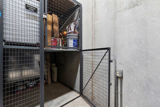 Building Photo - 4909 Laclede Ave