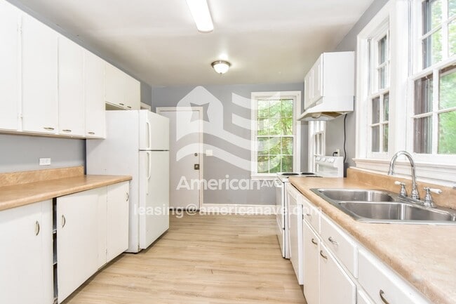 Building Photo - 300 Summerlea Dr