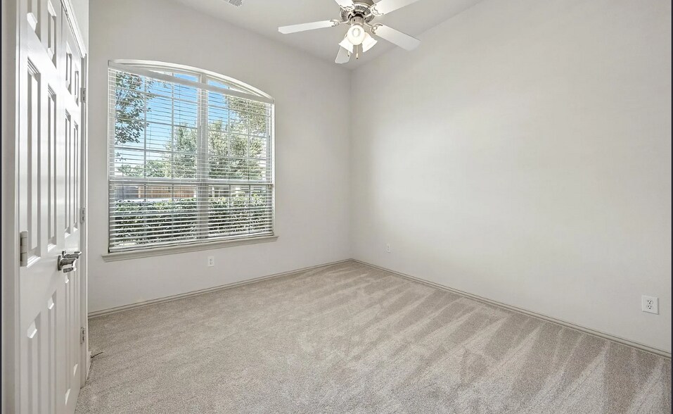 Building Photo - Room in House on Smoke Tree Dr