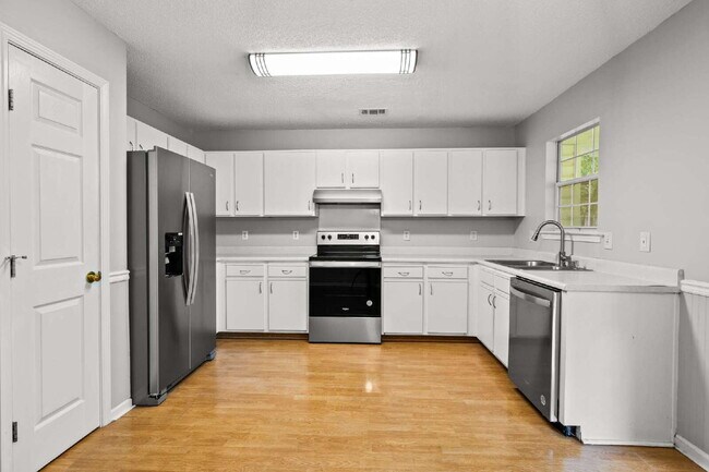 Building Photo - Charming All-Brick Home with Garage & Covered Patio!