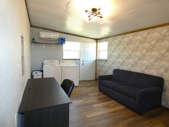 Building Photo - 1101 E College St