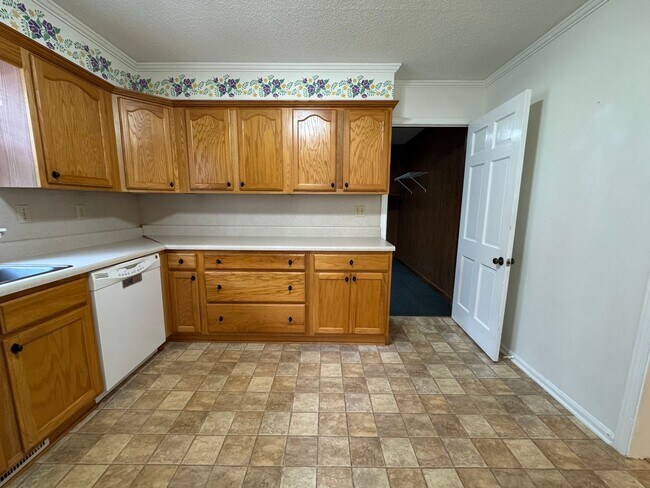 Building Photo - Large 3/2 House off Kingston Hwy- $2,195