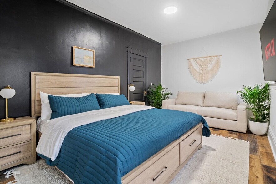 Building Photo - 1115 W 31st St