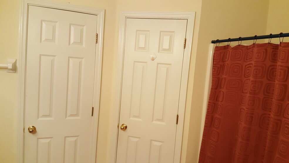 Building Photo - 1162 Island Pl E