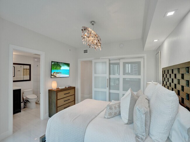 Building Photo - 411 N New River Dr E