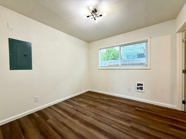 Building Photo - **ONE MONTH FREE RENT** Newly Remodeled One Bedroom in Montavilla~ New Kitchen~ New LVP Flooring~...