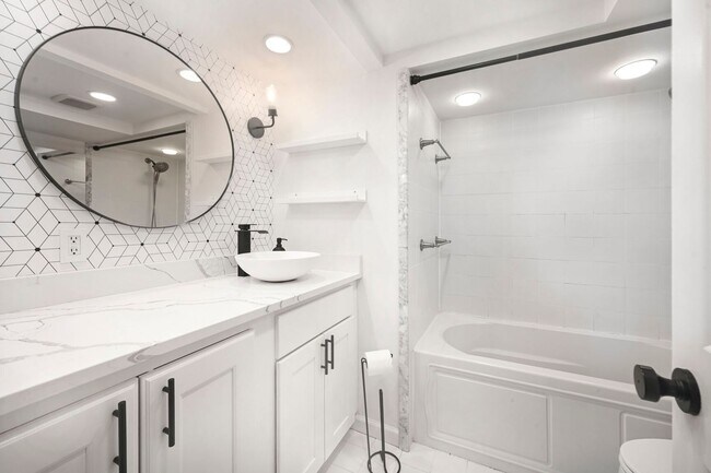 Building Photo - Dual-Entry Designer 2BR | In-Unit W/D | Pet Friendly & Parkside! Available now!