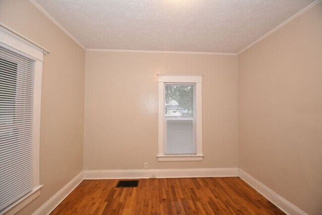 Building Photo - Mishawaka 1/2 story 3 bedroom single-family home with garage