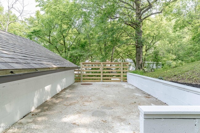 Building Photo - 1886 S Bardstown Rd