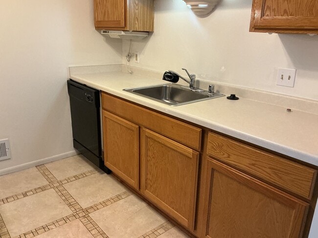 Building Photo - 2 Bedroom Upper Condo with parking