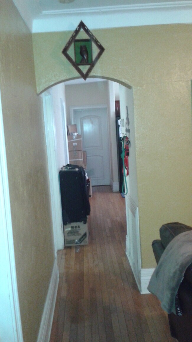 Building Photo - 2312 E 9th Ave