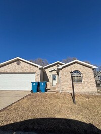 Building Photo - Spacious 3 bedroom home