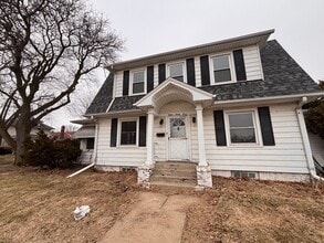 Building Photo - 2 BR/1.5 BA