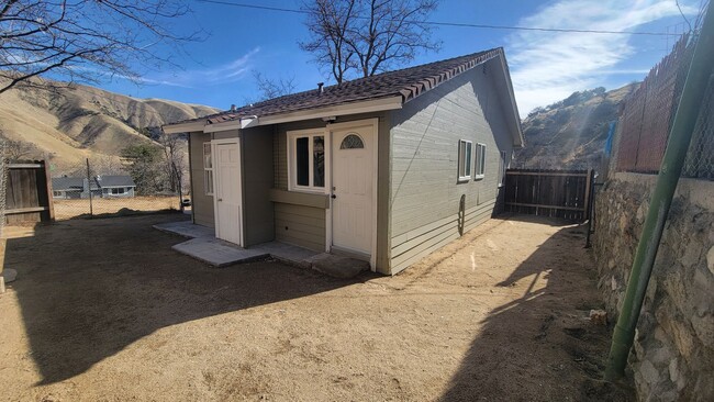 Building Photo - 3 Bedroom Home with Garage in Lebec