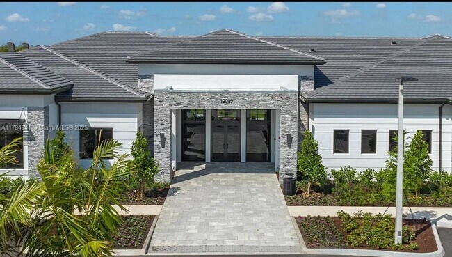 Building Photo - 12612 SW Grn Crk Dr