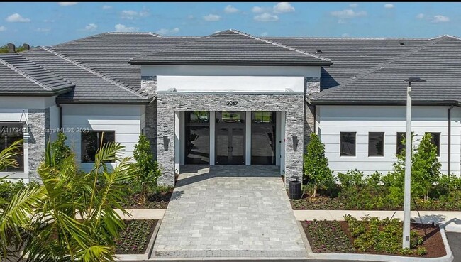 Building Photo - 12612 SW Grn Crk Dr