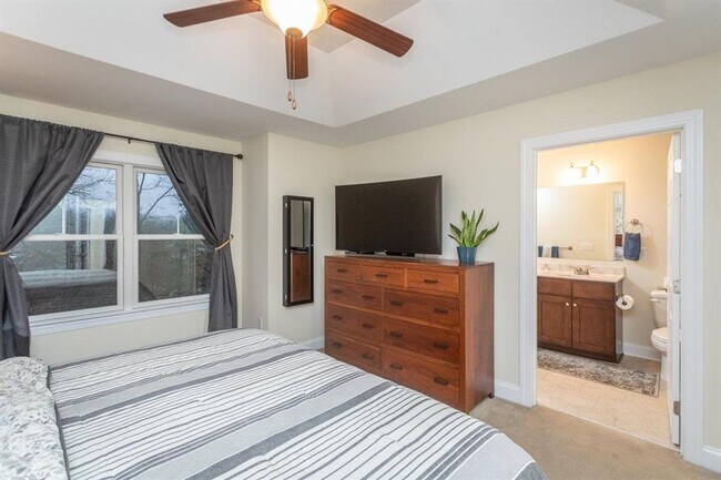 Building Photo - Spacious Townhouse with BONUS THEATER ROOM