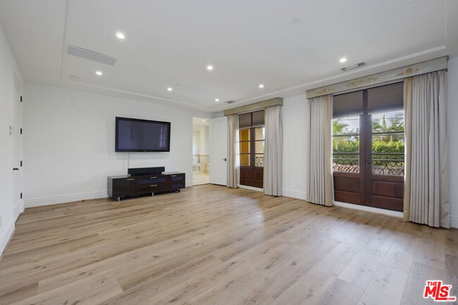 Building Photo - 305 N Palm Dr