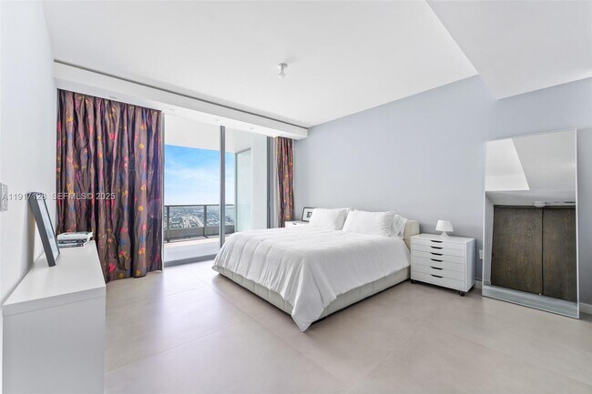 Building Photo - 900 Biscayne Blvd