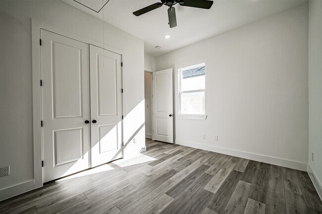 Building Photo - 8409 Schneider St