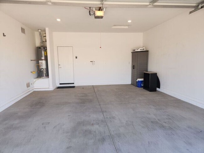 Building Photo - Mountain view single story home.