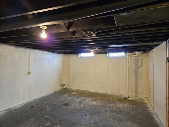 Building Photo - 9916 Kennedy St