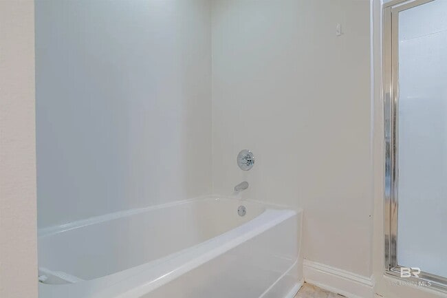 Building Photo - 10 Breydon Ct