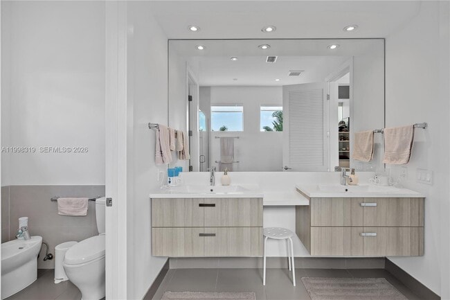 Building Photo - 435 Hampton Ln