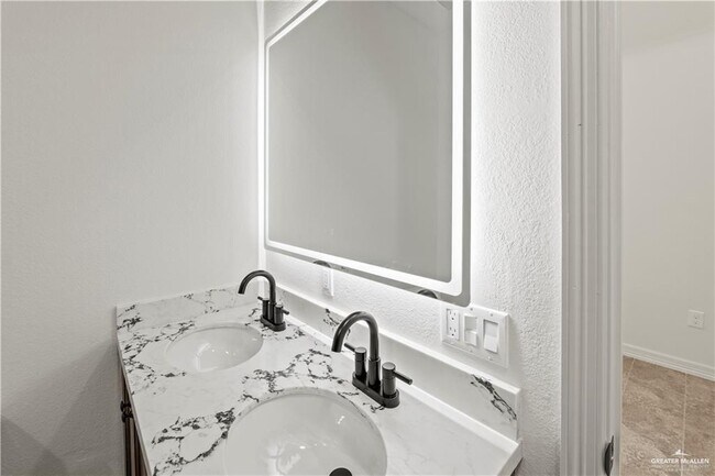 Building Photo - 1412 Karen Dr