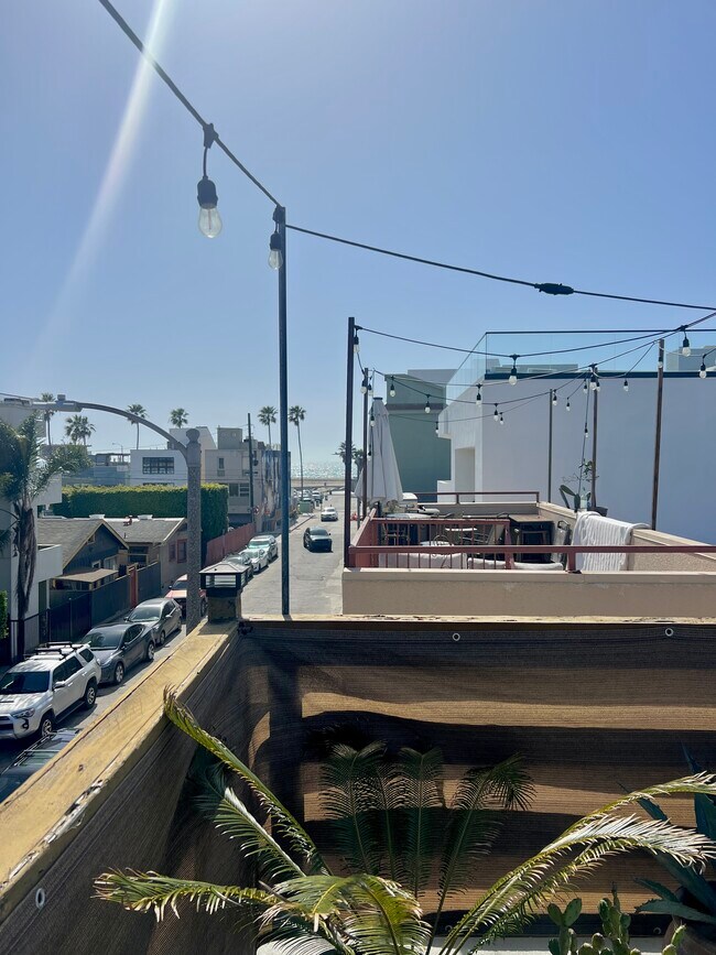 Building Photo - 33 S Venice Blvd