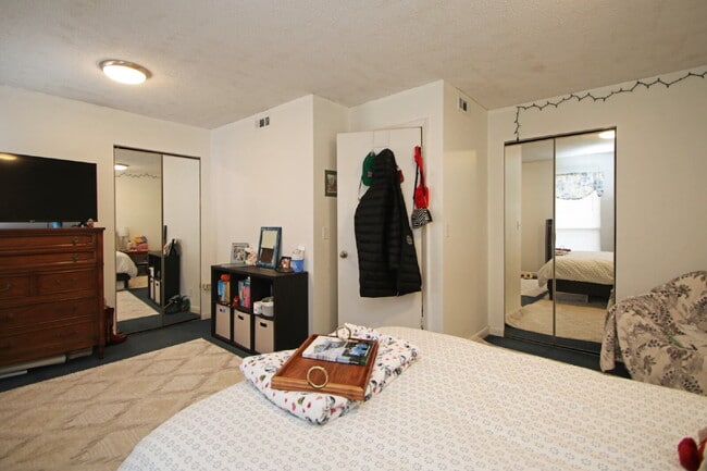Building Photo - Your Chill JMU Spot—Awesome 2-Bed, 2-Bath Condo Close to Campus!