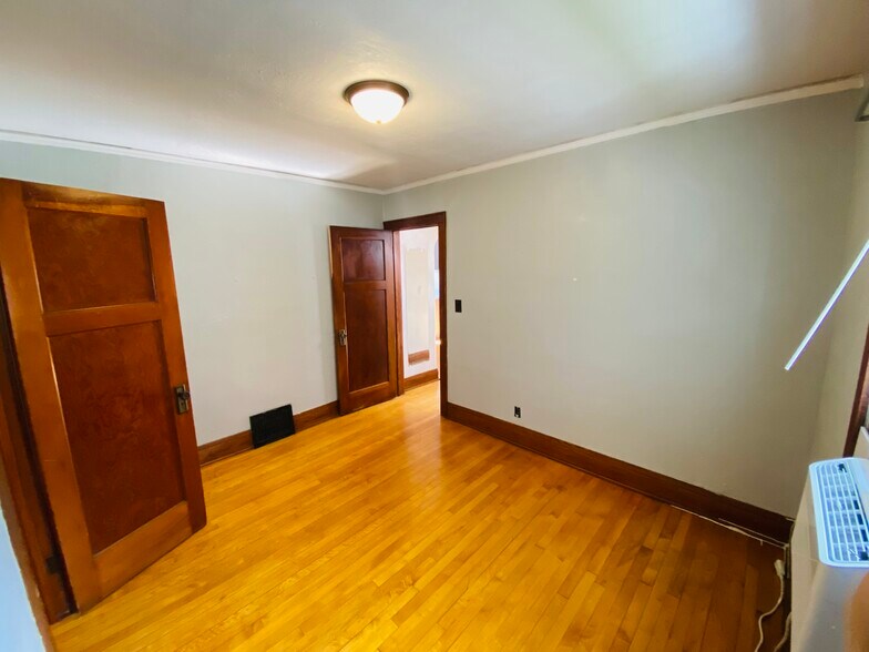 Building Photo - 625 S 60th St