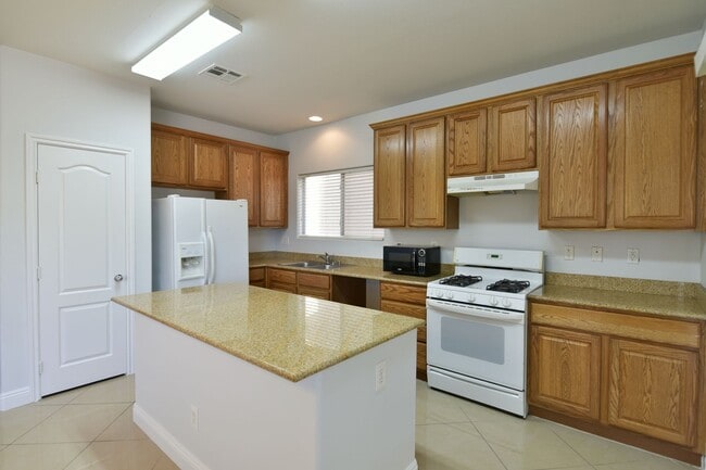 Building Photo - BEAUTIFUL 4BED/3BATH Home w/ 2 Car Garage ...