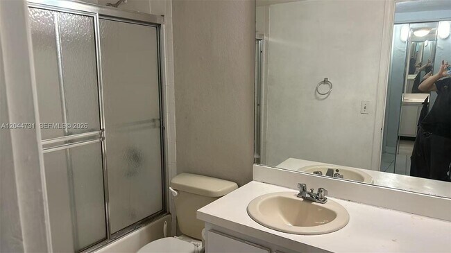 Building Photo - 6900 N Kendall Dr