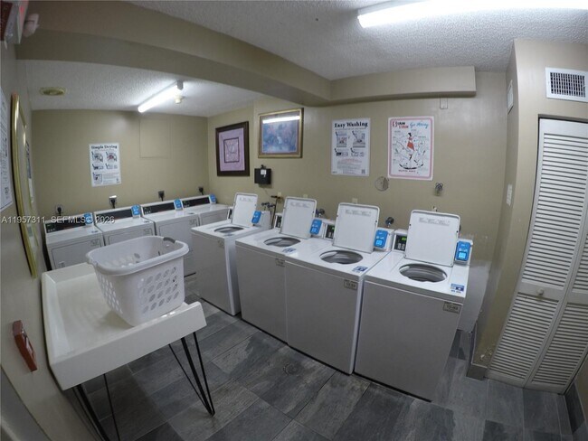 Building Photo - 2424 SE 17th St