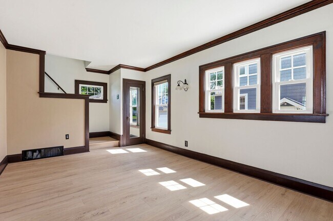 Building Photo - 3 Bedroom Fond Du Lac House