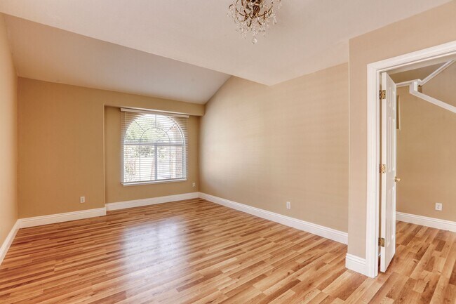 Building Photo - POOL HOME WITH LUSCIOUS GOLF COURSE & MAJE...