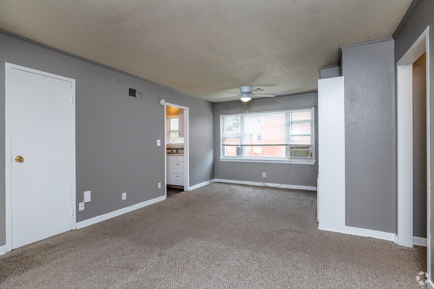 2BR, 1BA - 745 SF - Wyandotte Apartments