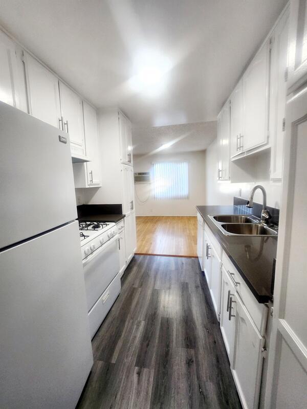 Building Photo - 400 Serrano Ave