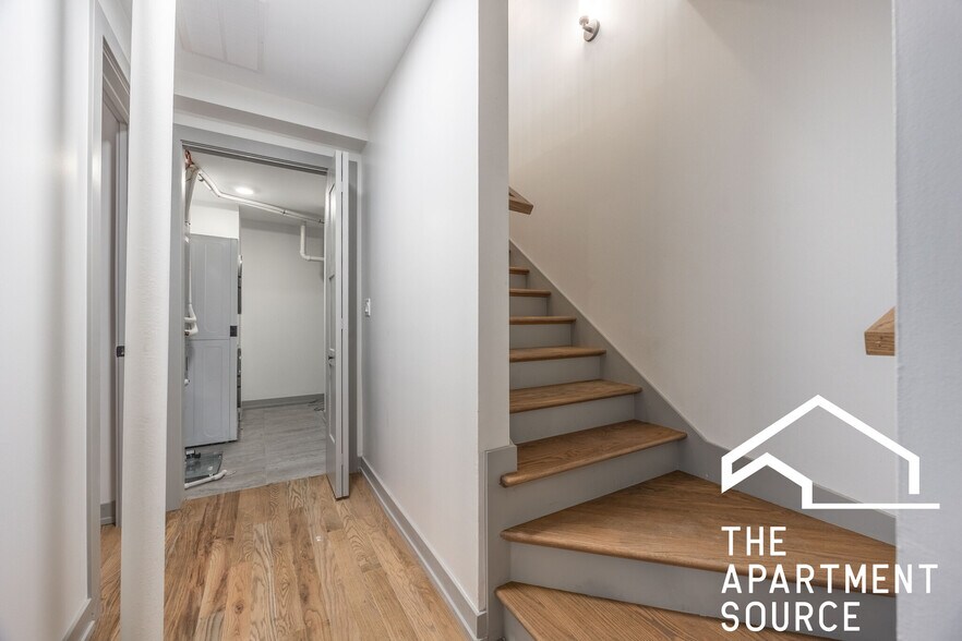 Building Photo - 1339 W Estes Ave