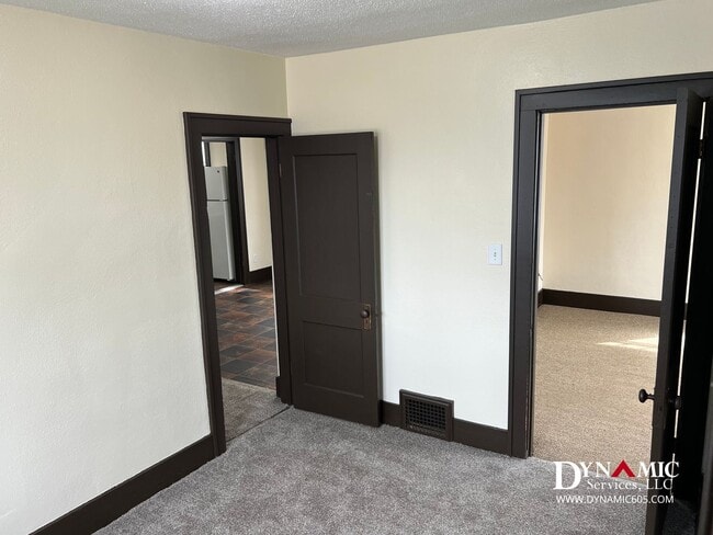 Building Photo - Upper Level 2 Bedroom, 1 Bathroom Duplex - Tenant Pays ALL Utilities