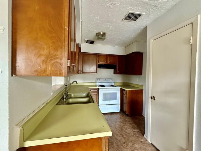 Building Photo - 13161 Clarewood Dr