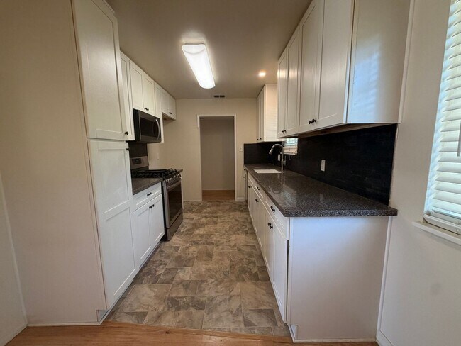 Building Photo - 4 bedroom house in Orangevale on a huge lot