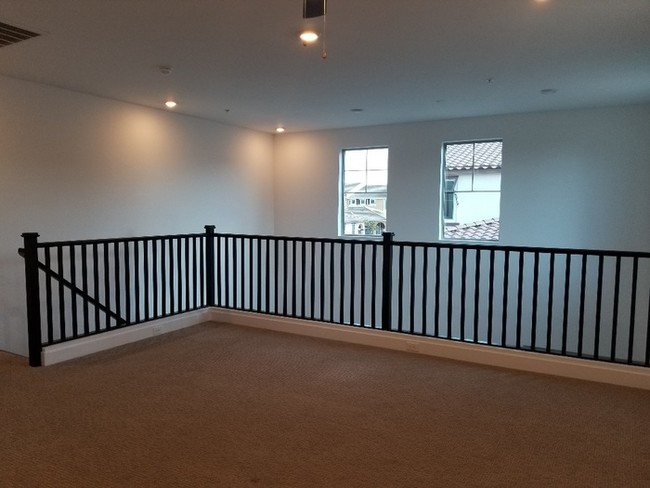 Building Photo - AMAZING TOWNHOME IN MCQUEEN AND OCOTILLO