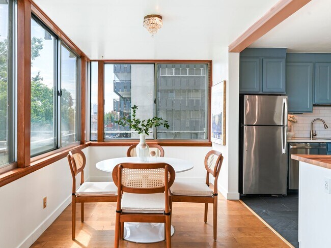 Building Photo - Stunning 2BD/2BA Condo Located in the hear...