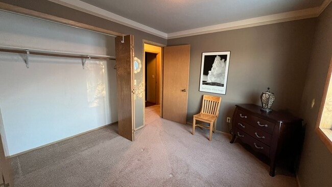 Building Photo - 2 Bedroom Jewel Lake Condo with Beautiful ...