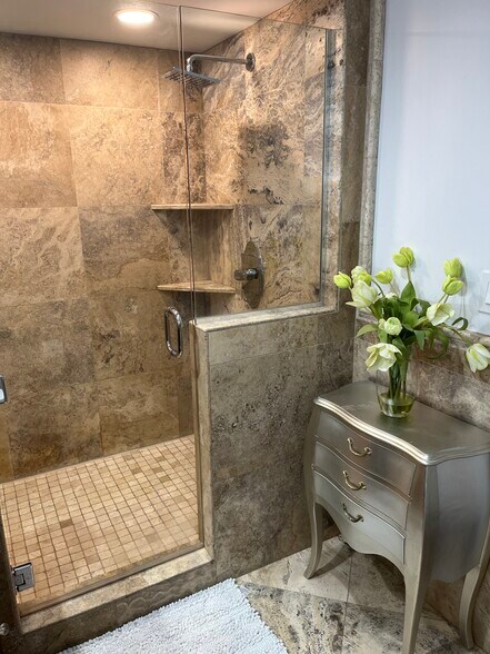 Building Photo - 425 W Beech St